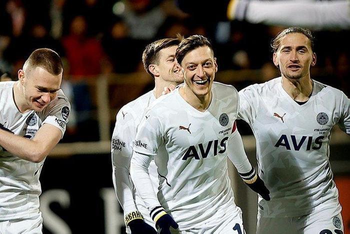 Son dakika haberi Fenerbahçenin göz bebeği Arda Gülere dev talipler...