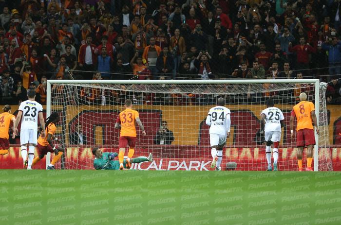 Nef Stadyumunda Galatasaray taraftarından Caner Erkine büyük protesto