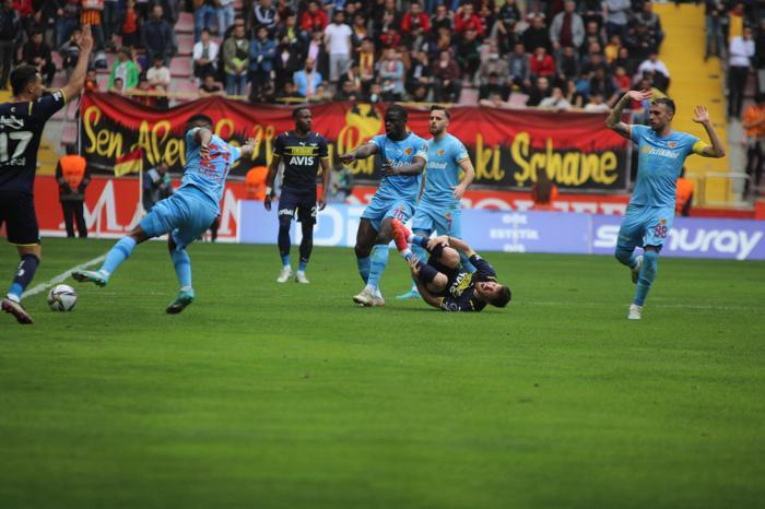 Avrupa yolu açıldı Fanatik yazarları Kayserispor - Fenerbahçe maçını değerlendirdi