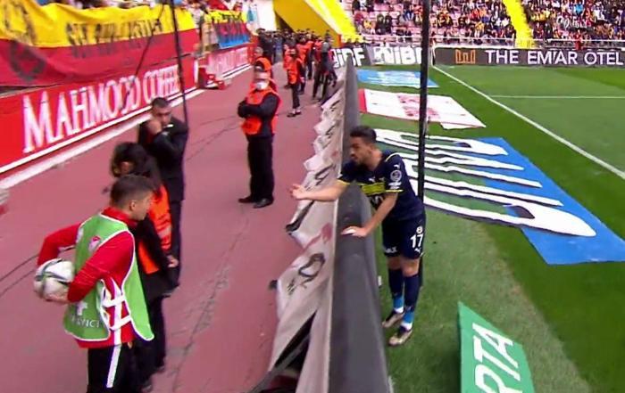 Kayserispor - Fenerbahçe maçında top toplayıcı krizi İrfan Can Kahveci şaştı kaldı...
