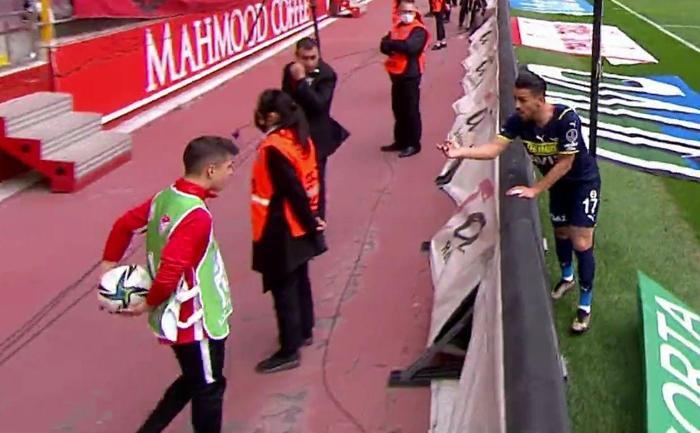 Kayserispor - Fenerbahçe maçında top toplayıcı krizi İrfan Can Kahveci şaştı kaldı...