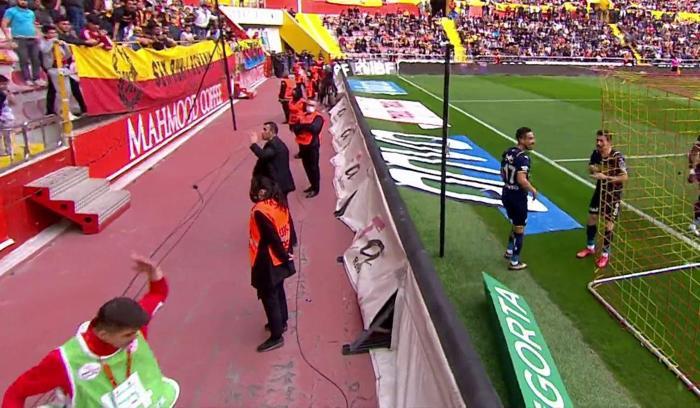 Kayserispor - Fenerbahçe maçında top toplayıcı krizi İrfan Can Kahveci şaştı kaldı...