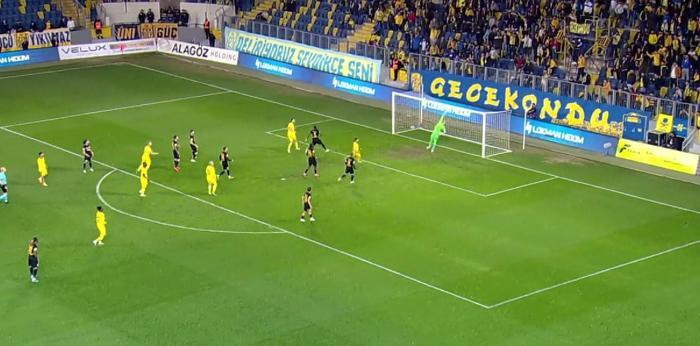 Ankaragücü - Eyüpspor maçında kale ağları delik çıktı, hakem Yiğit Arslan skandal hatadan döndü