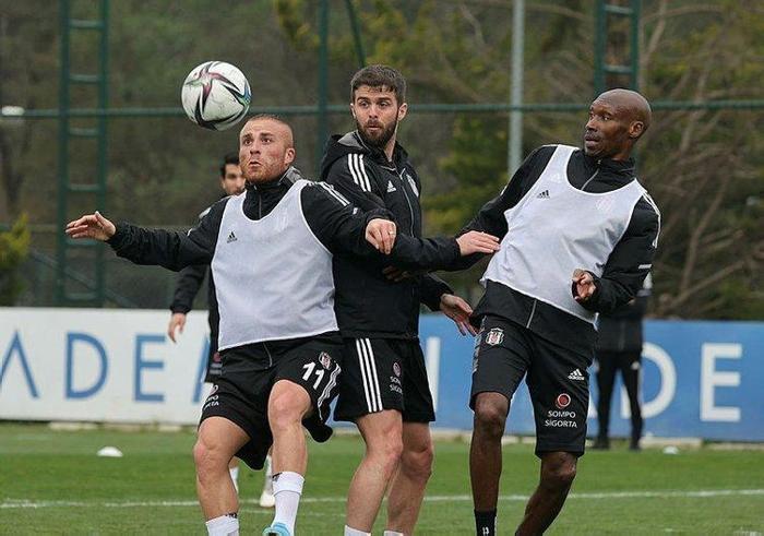 ÜÇ İSMİN ÜZERİNİ ÇİZDİ