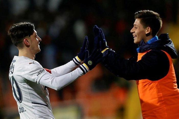 Son dakika Fenerbahçe haberi Almanlar sarı lacivertlilerin genç yıldızı Arda Güleri konuşuyor