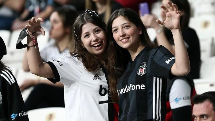 Beşiktaş - Alanyaspor maçında tribünlerden yansıyanlar