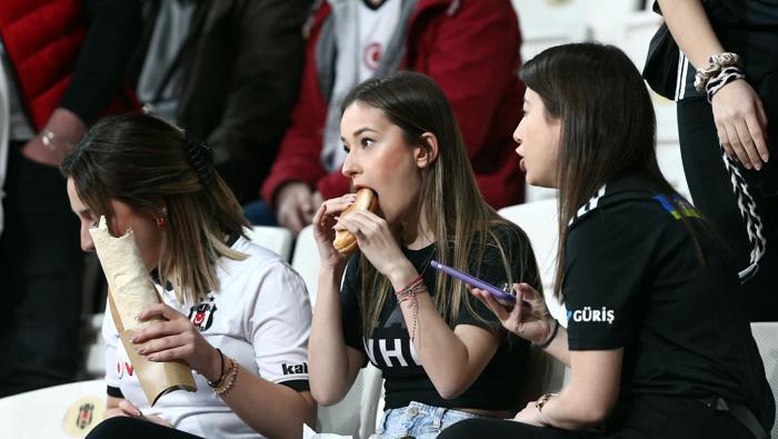 Beşiktaş - Alanyaspor maçında tribünlerden yansıyanlar