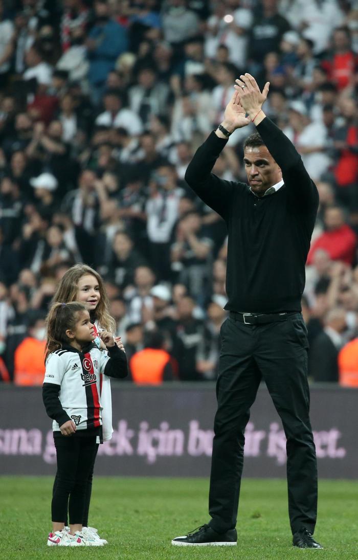 Vodafone Park Valerien Ismael diye inledi