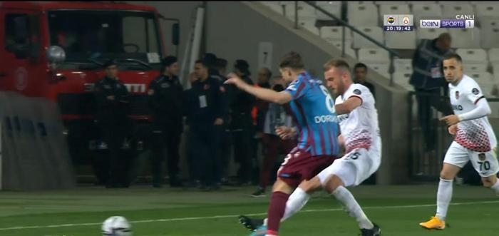 Deniz Çoban yorumladı: Nwakaemeye müdahalede kırmızı kart gerekir mi