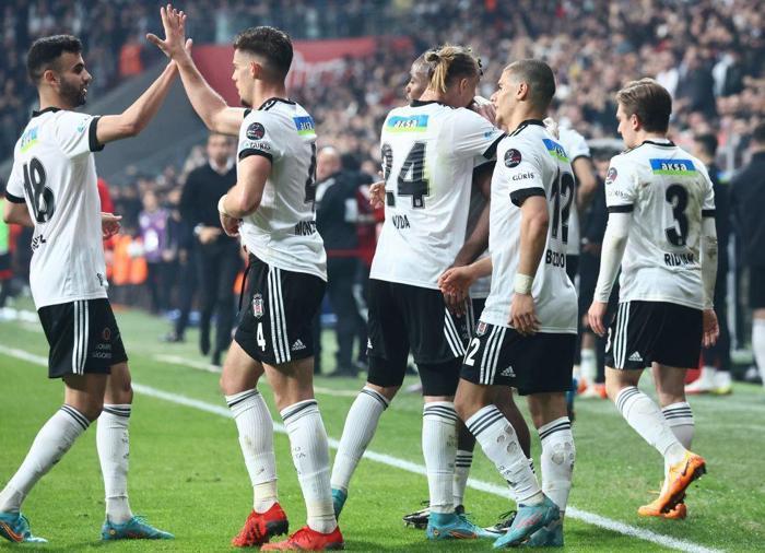 Fanatik yazarları Beşiktaş - Alanyaspor maçını kaleme aldı