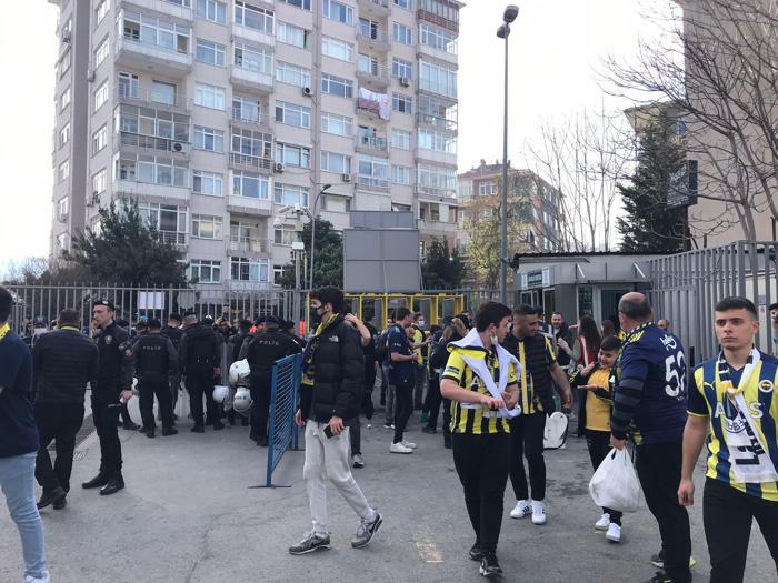 Kadıköyü Fenerbahçe - Galatasaray derbisinin heyecanı sardı