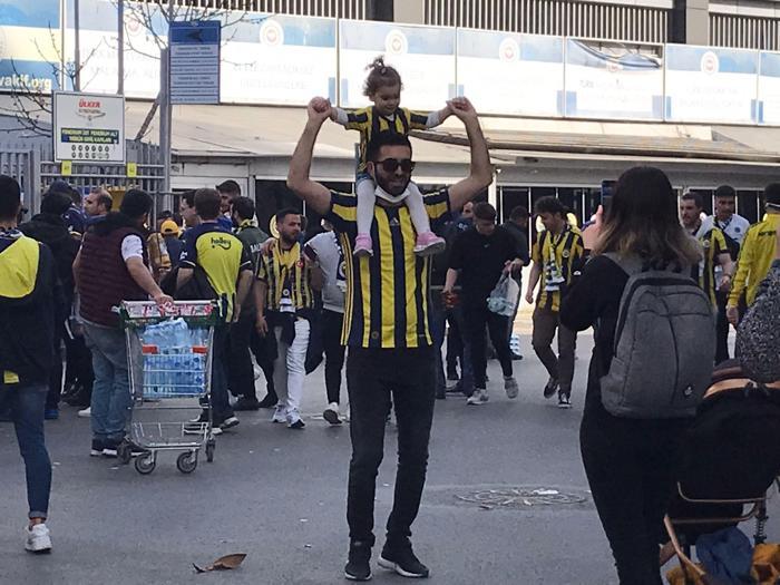 Kadıköyü Fenerbahçe - Galatasaray derbisinin heyecanı sardı