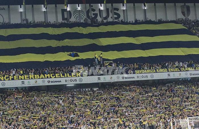 Fenerbahçe-Galatasaray derbisine taraftar akın etti