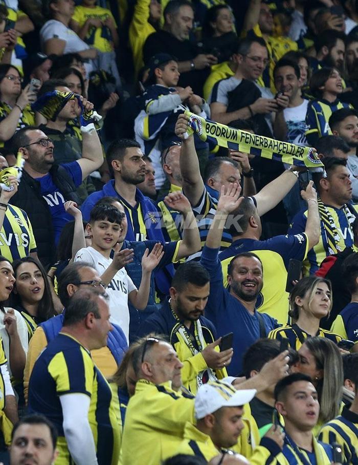Fenerbahçe-Galatasaray derbisine taraftar akın etti