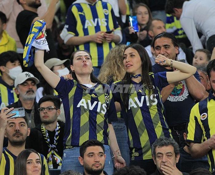 Fenerbahçe-Galatasaray derbisine taraftar akın etti