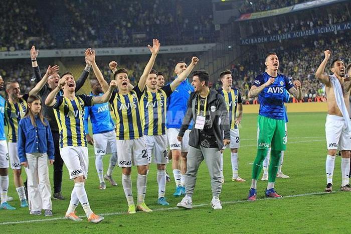 Derbi galibiyetinin ardından Fenerbahçeli futbolcular ve taraftarlardan kutlama