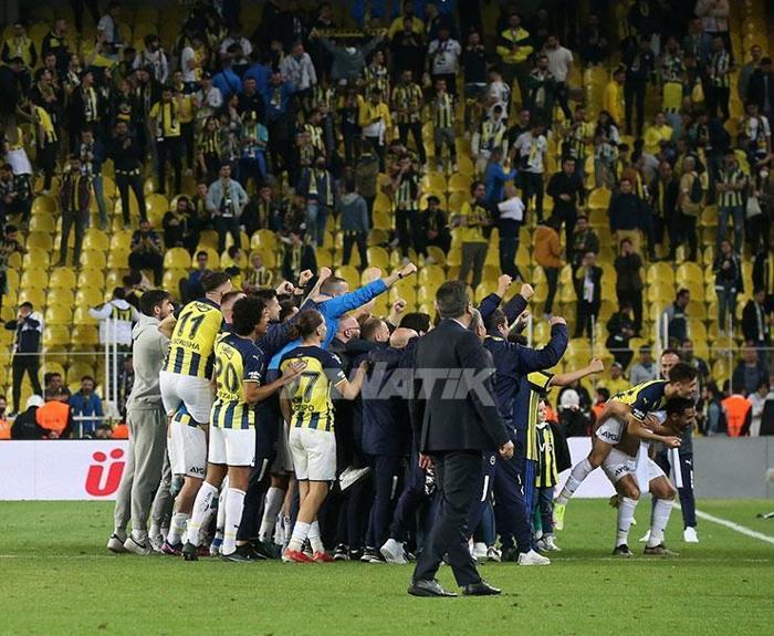 Derbi galibiyetinin ardından Fenerbahçeli futbolcular ve taraftarlardan kutlama