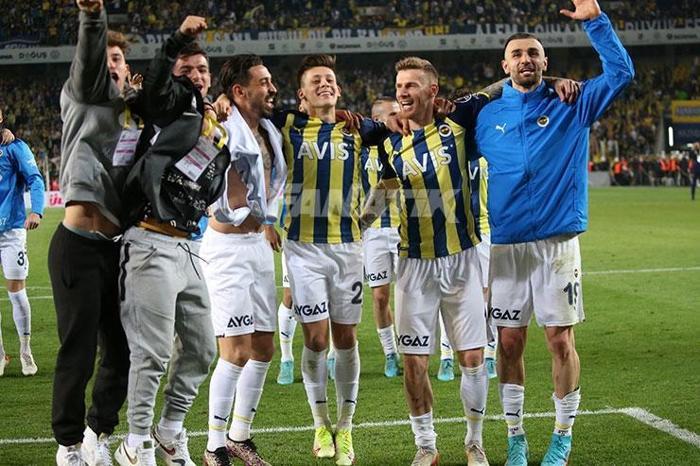 Derbi galibiyetinin ardından Fenerbahçeli futbolcular ve taraftarlardan kutlama