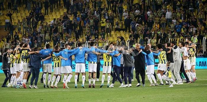 Derbi galibiyetinin ardından Fenerbahçeli futbolcular ve taraftarlardan kutlama