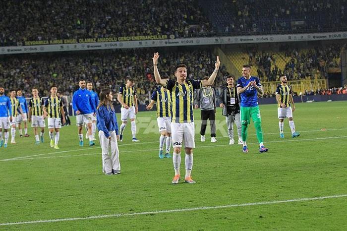 Derbi galibiyetinin ardından Fenerbahçeli futbolcular ve taraftarlardan kutlama