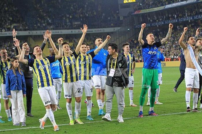 Derbi galibiyetinin ardından Fenerbahçeli futbolcular ve taraftarlardan kutlama