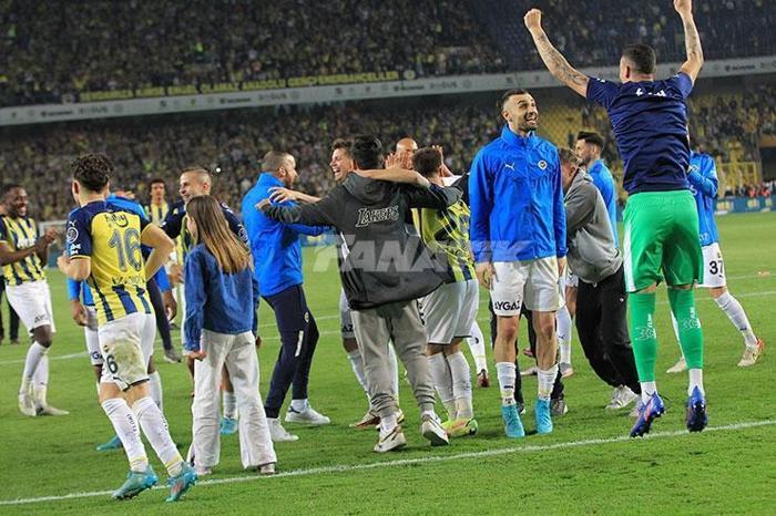 Derbi galibiyetinin ardından Fenerbahçeli futbolcular ve taraftarlardan kutlama