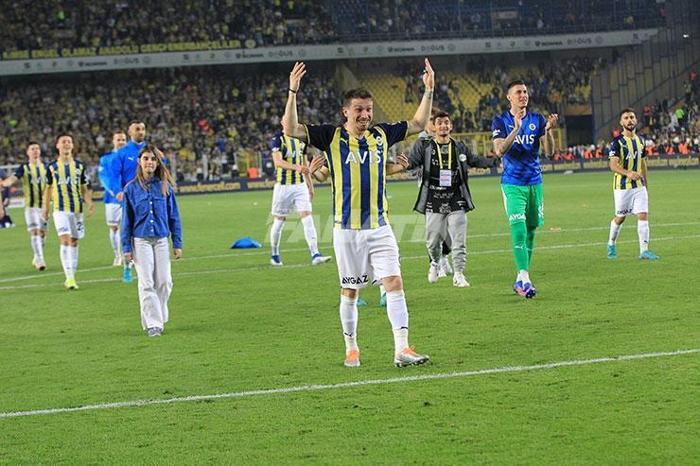 Derbi galibiyetinin ardından Fenerbahçeli futbolcular ve taraftarlardan kutlama