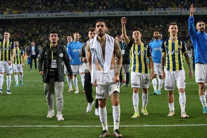 Derbi galibiyetinin ardından Fenerbahçeli futbolcular ve taraftarlardan kutlama