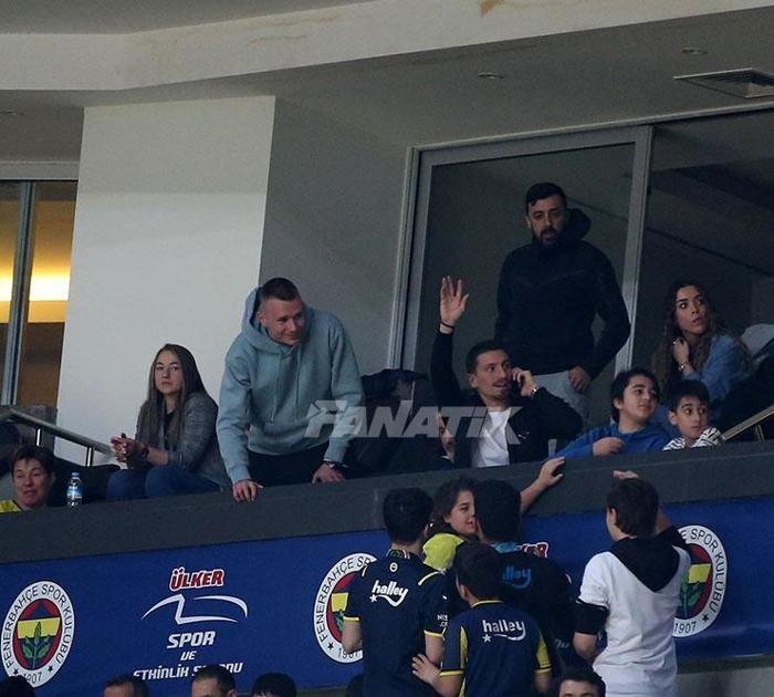 Fenerbahçeli futbolculardan basketbol takımına destek