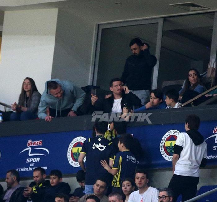 Fenerbahçeli futbolculardan basketbol takımına destek