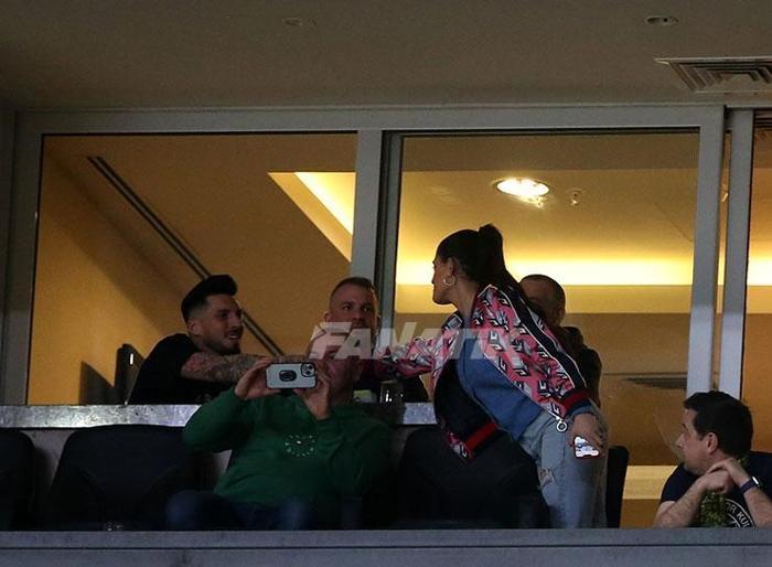 Fenerbahçeli futbolculardan basketbol takımına destek