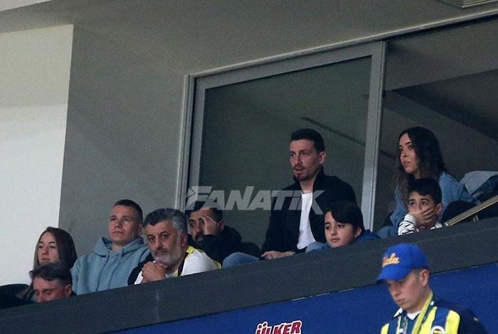 Fenerbahçeli futbolculardan basketbol takımına destek