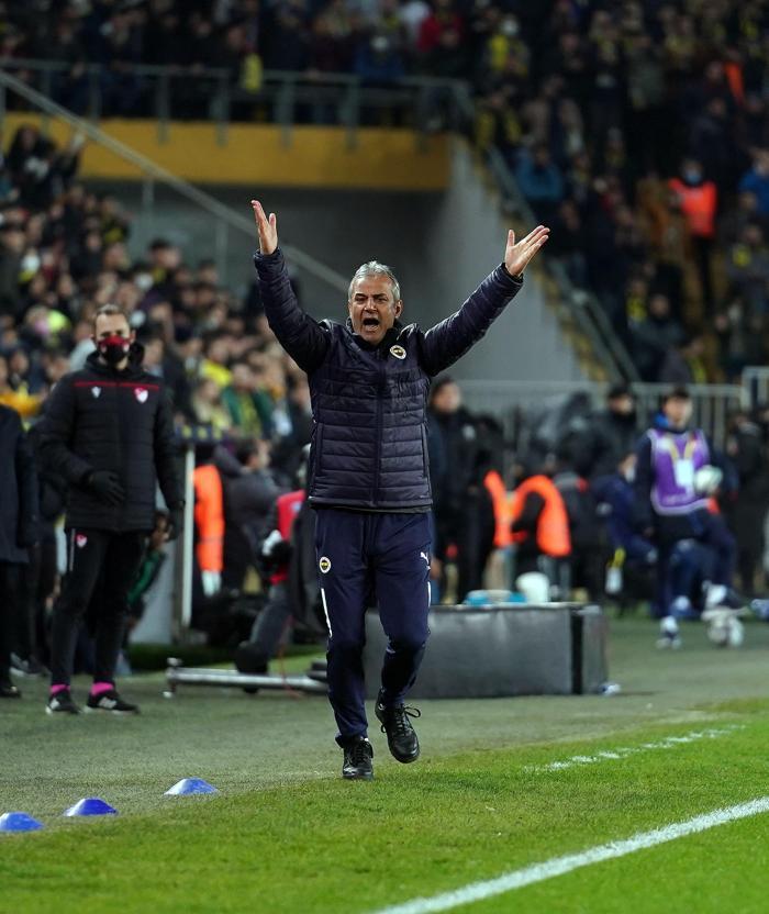 Fenerbahçede İsmail Kartal devam etmeli mi Fanatik yazarları kaleme aldı...