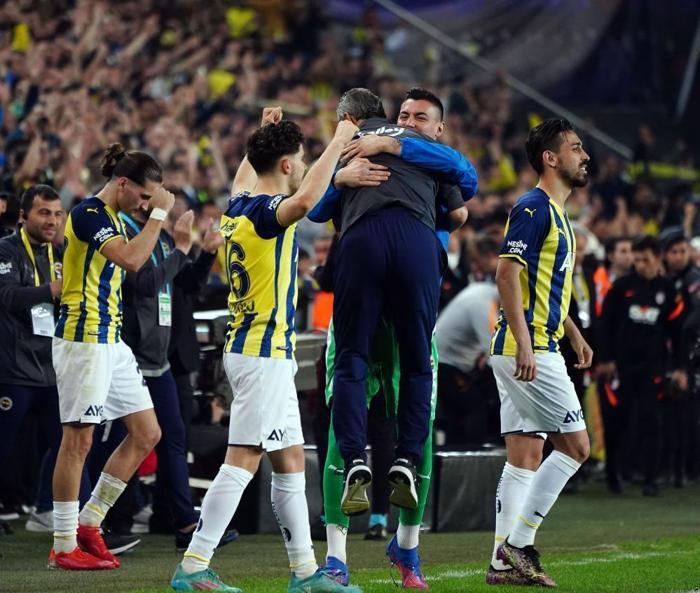 Fenerbahçede İsmail Kartal devam etmeli mi Fanatik yazarları kaleme aldı...