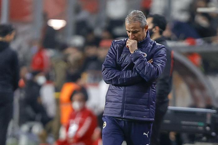 Fenerbahçede İsmail Kartal devam etmeli mi Fanatik yazarları kaleme aldı...