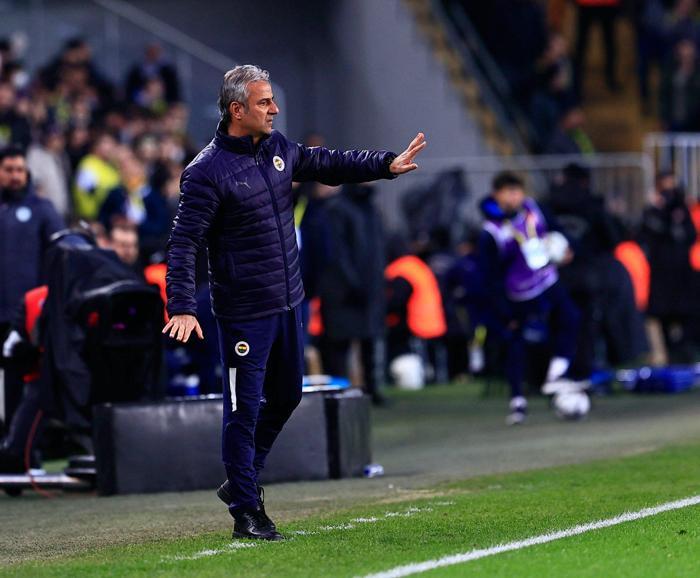 Fenerbahçede İsmail Kartal devam etmeli mi Fanatik yazarları kaleme aldı...