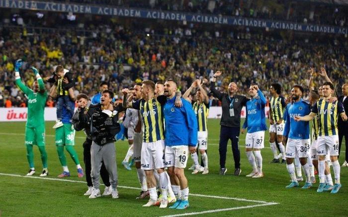 Son dakika Fenerbahçe haberi Başkan Ali Koç yeni teknik direktörü beklemeyecek Sarı lacivertlilerde 8 ismin bileti kesildi