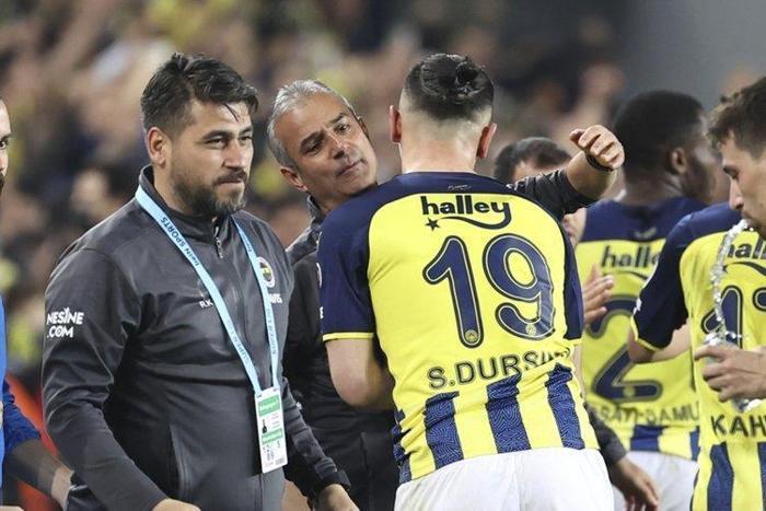 Son dakika Fenerbahçe haberi Başkan Ali Koç yeni teknik direktörü beklemeyecek Sarı lacivertlilerde 8 ismin bileti kesildi