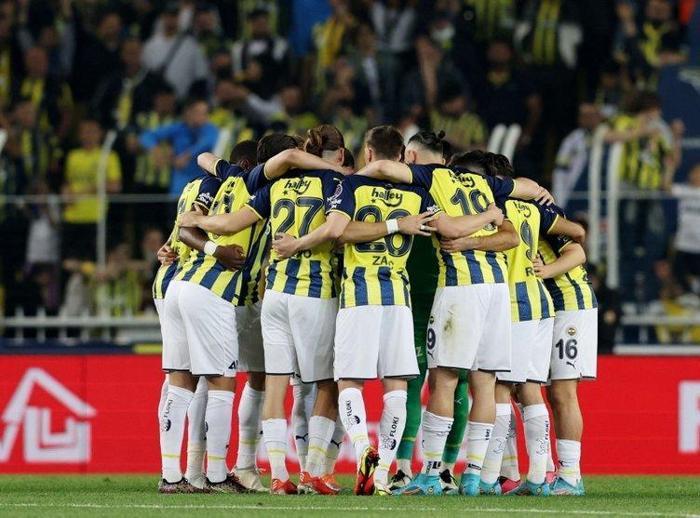 Son dakika Fenerbahçe haberi Başkan Ali Koç yeni teknik direktörü beklemeyecek Sarı lacivertlilerde 8 ismin bileti kesildi