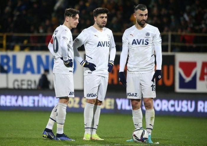 Son dakika Fenerbahçe haberi Başkan Ali Koç yeni teknik direktörü beklemeyecek Sarı lacivertlilerde 8 ismin bileti kesildi