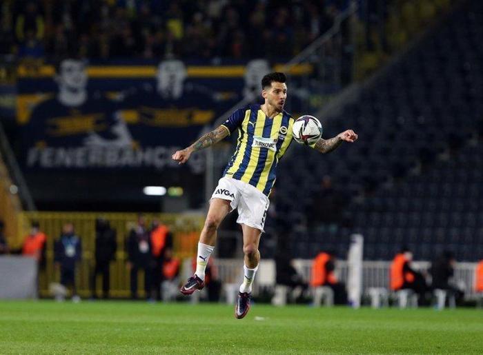 Son dakika Fenerbahçe haberi Başkan Ali Koç yeni teknik direktörü beklemeyecek Sarı lacivertlilerde 8 ismin bileti kesildi