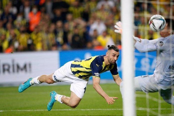 Son dakika Fenerbahçe haberi Başkan Ali Koç yeni teknik direktörü beklemeyecek Sarı lacivertlilerde 8 ismin bileti kesildi