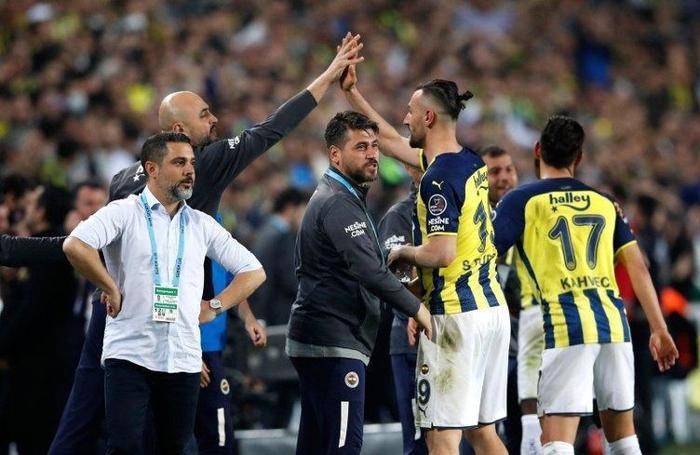 Son dakika Fenerbahçe haberi Başkan Ali Koç yeni teknik direktörü beklemeyecek Sarı lacivertlilerde 8 ismin bileti kesildi