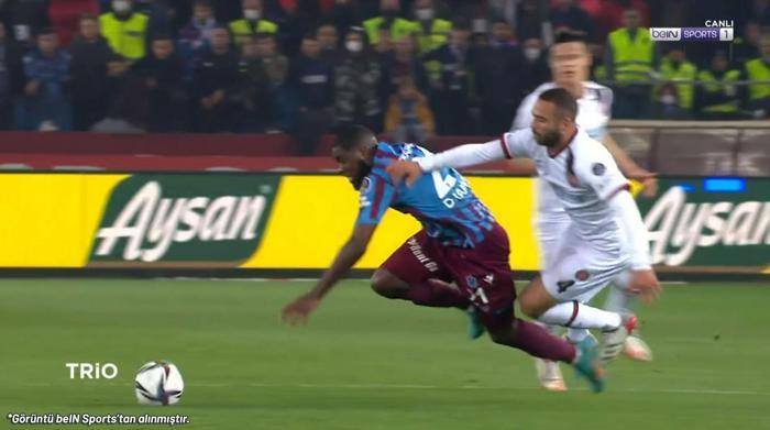 Deniz Çoban Trabzonspor - Fatih Karagümrük maçının tartışılan pozisyonlarını yorumladı: Kırmızı kart olmalıydı