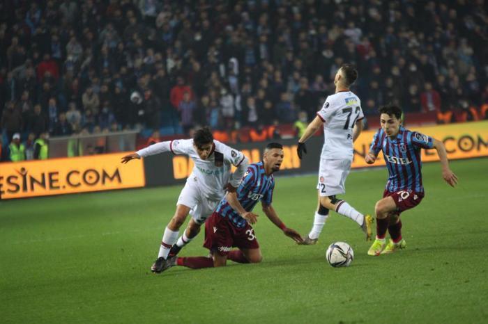 Trabzonspor - Fatih Karagümrük mücadelesini Fanatik yazarları kaleme aldı