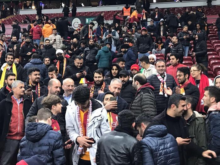 Galatasaraylı taraftarlardan Metin Öztürke yoğun ilgi