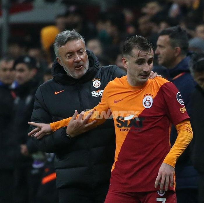 Galatasarayda dikkat çeken görüntü Kerem Aktürkoğlu ve Domenec Torrent...