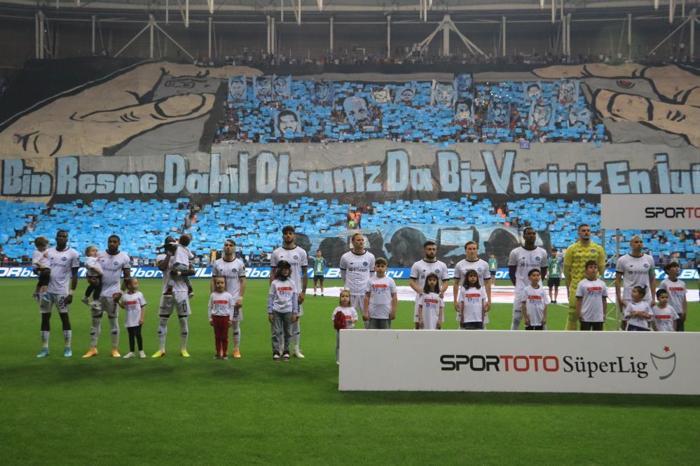 Adana Demirspor - Trabzonspor maçında koreografi şovu