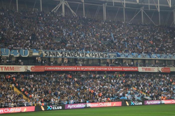 Adana Demirspor - Trabzonspor maçında koreografi şovu