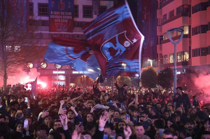 Adana Demirspor - Trabzonspor maçı sonrası Trabzonda taraftarlar sokağa döküldü